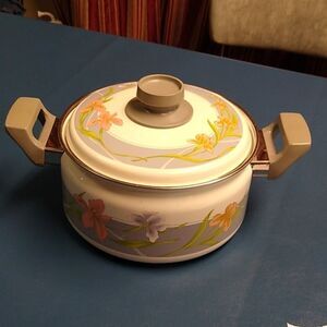 Vintage Sango 3 Quart Enamel  Iris Flowers w/ Blue Band Cooking Pot Cottagecore